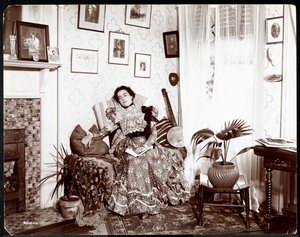 Egy nő ácsorog egy széken, könyvet olvas, 1896-98 (ezüst zselatin nyomat)